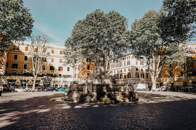 Fontana e piazza a Testaccio, Roma